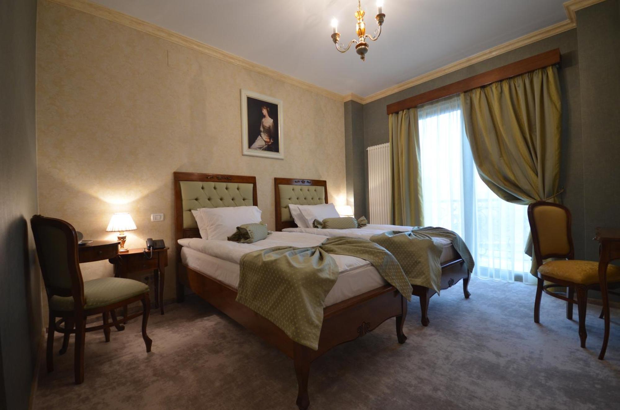 The Arlington Boutique Hotel Крайова Стая снимка