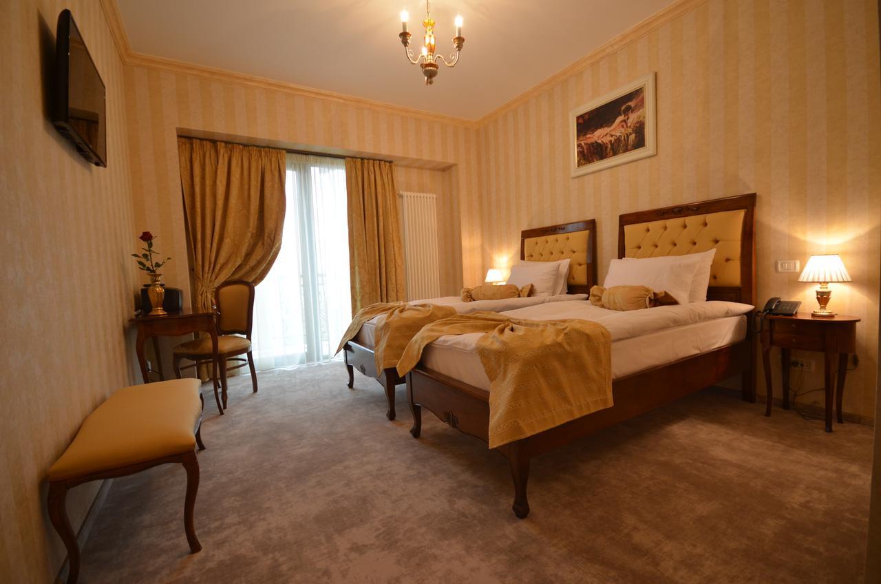 The Arlington Boutique Hotel Крайова Екстериор снимка