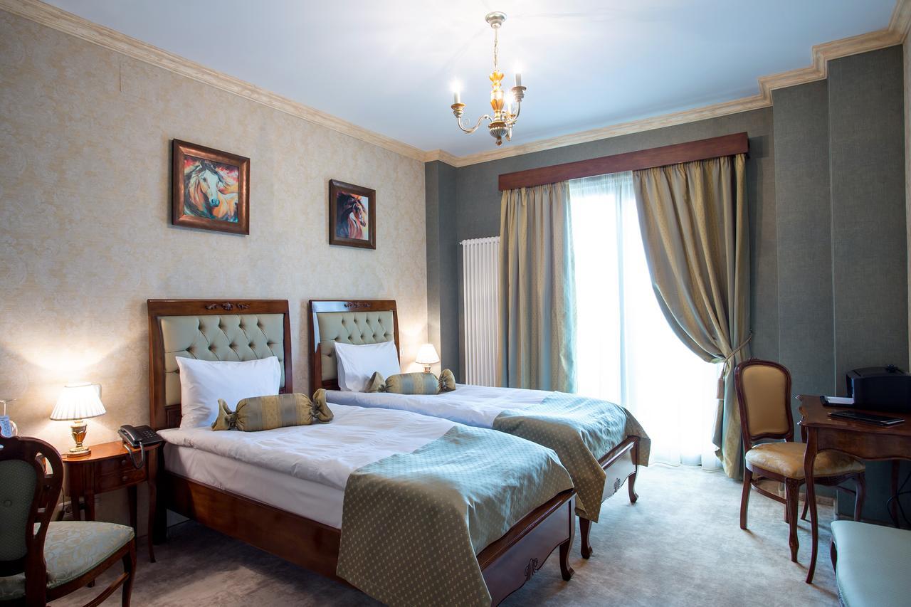 The Arlington Boutique Hotel Крайова Екстериор снимка