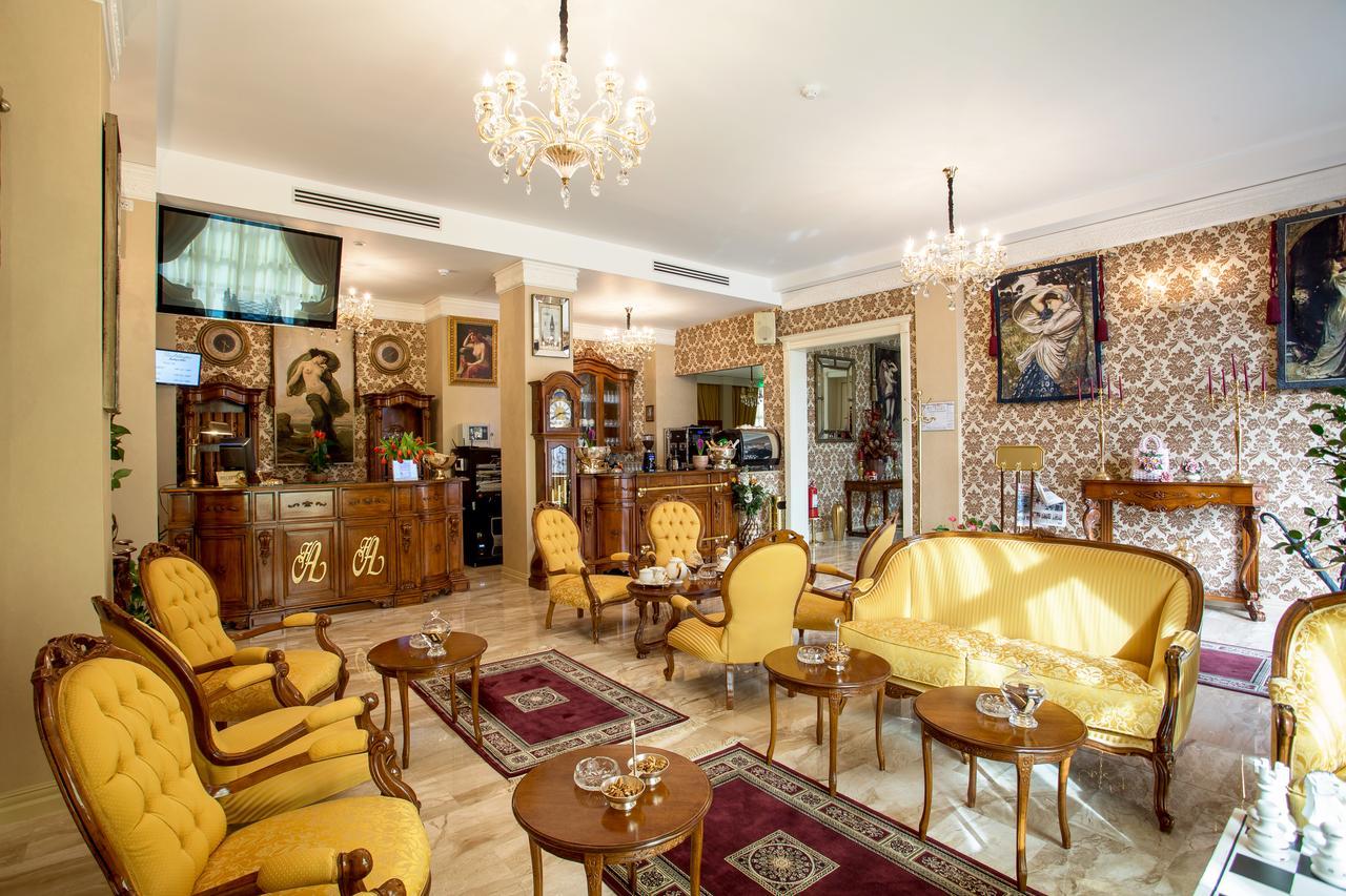 The Arlington Boutique Hotel Крайова Екстериор снимка