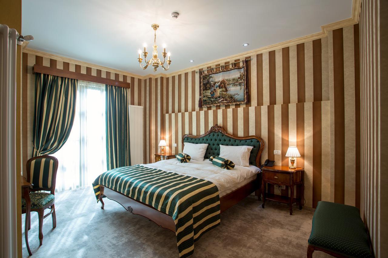 The Arlington Boutique Hotel Крайова Екстериор снимка