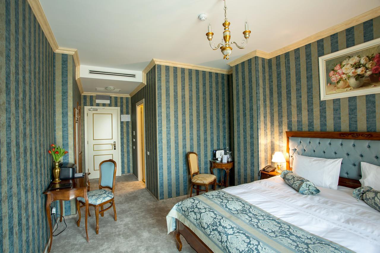 The Arlington Boutique Hotel Крайова Екстериор снимка