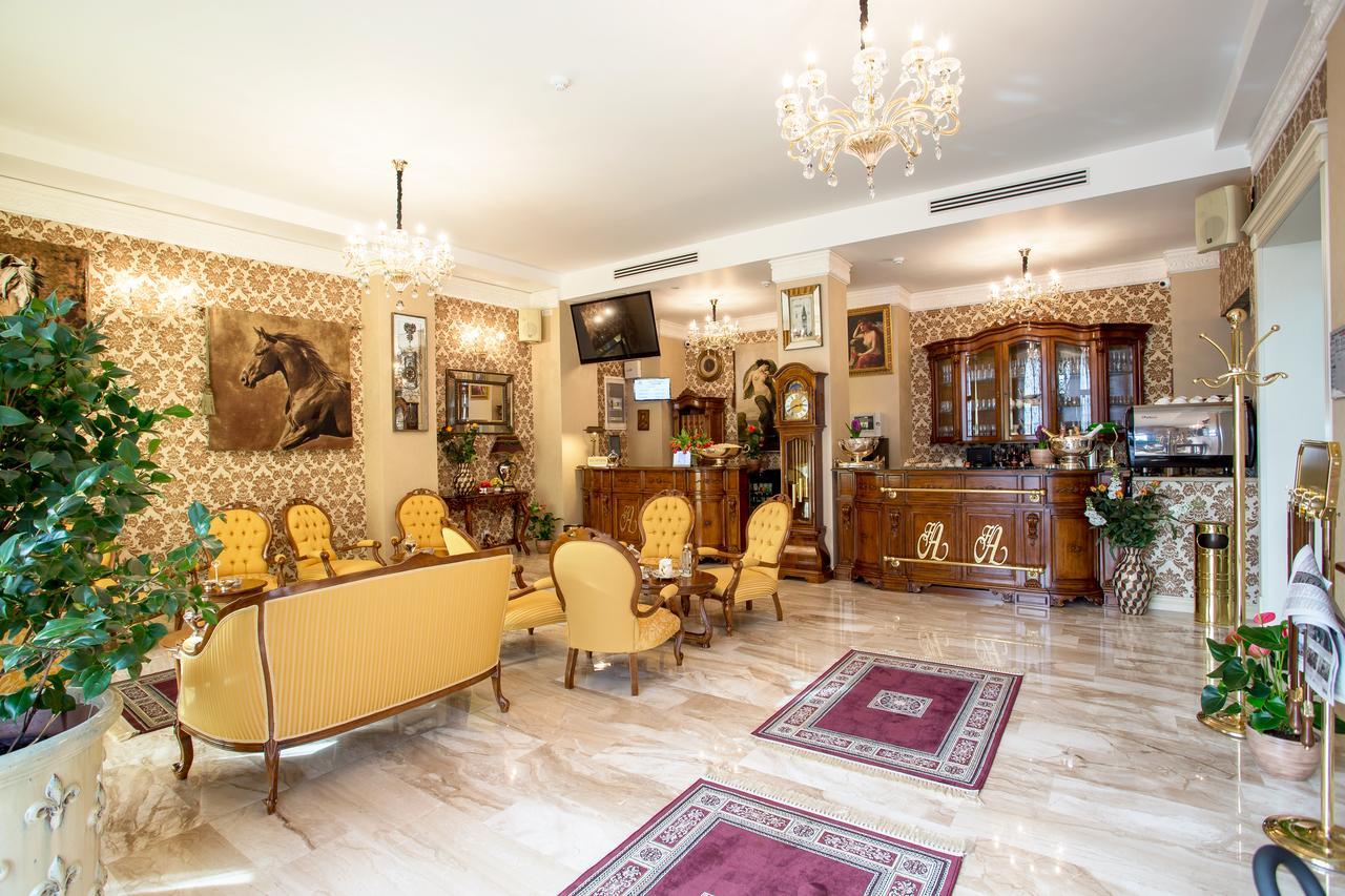 The Arlington Boutique Hotel Крайова Екстериор снимка