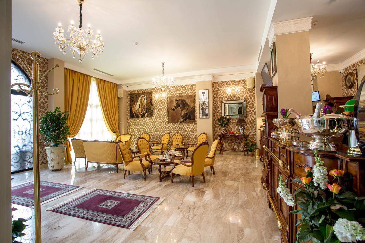 The Arlington Boutique Hotel Крайова Екстериор снимка