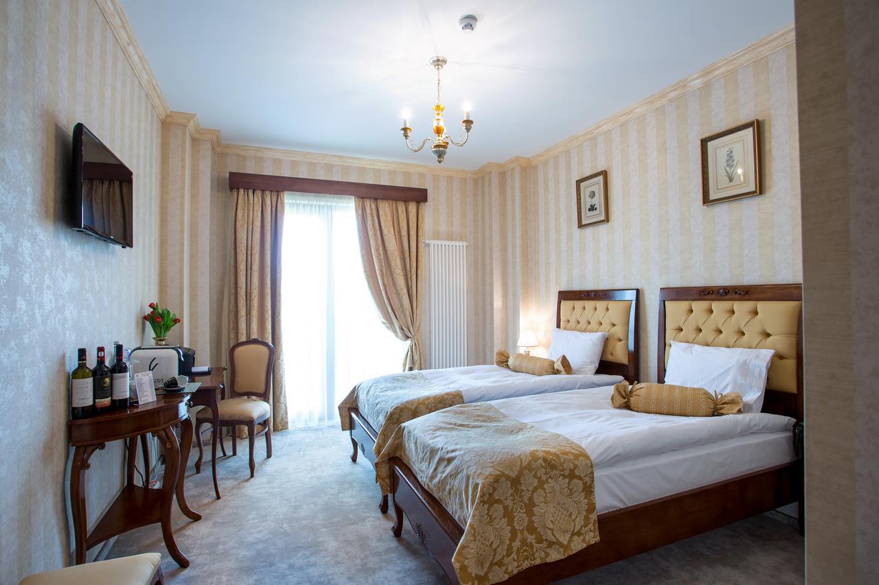 The Arlington Boutique Hotel Крайова Екстериор снимка