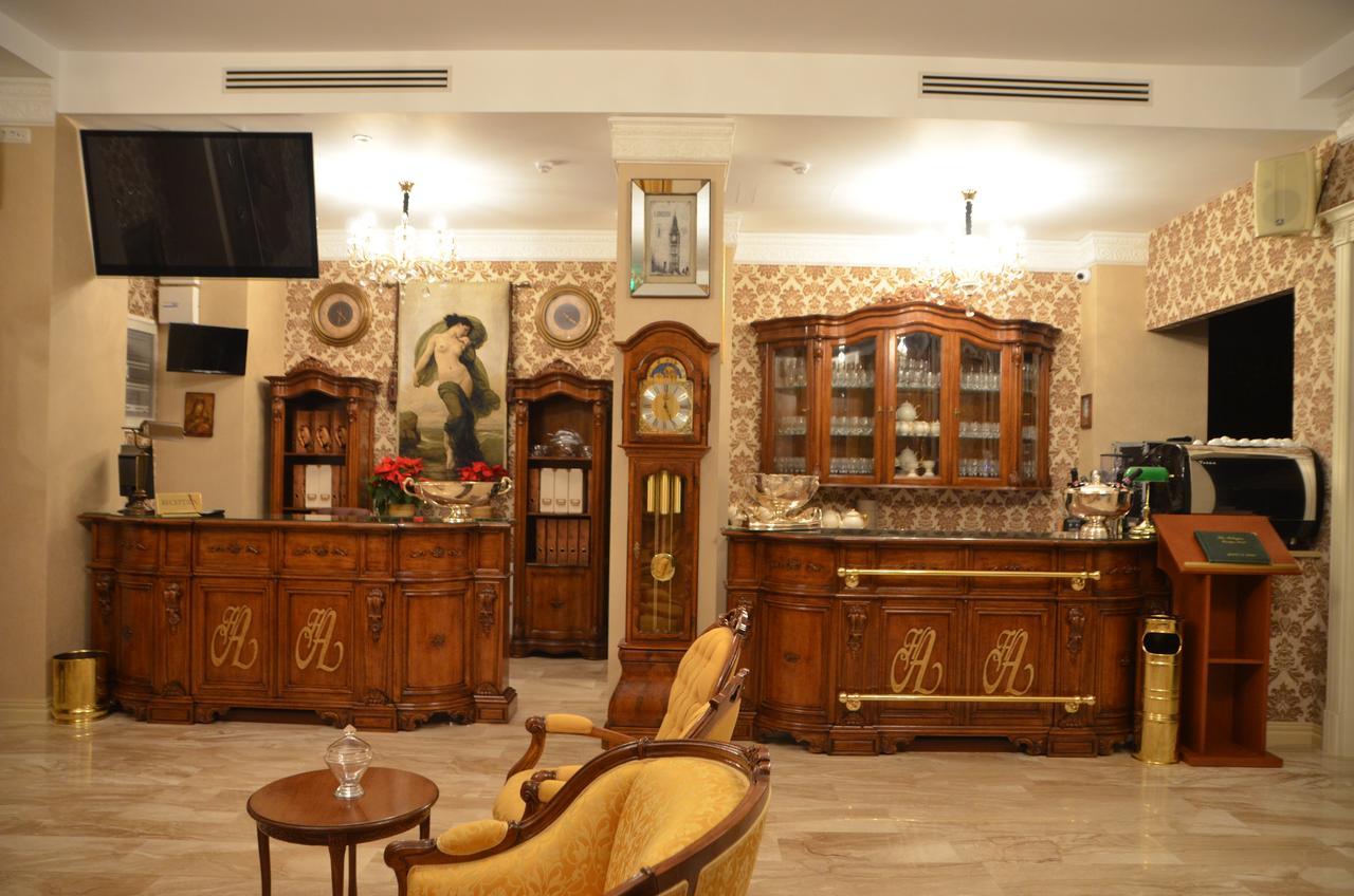 The Arlington Boutique Hotel Крайова Екстериор снимка