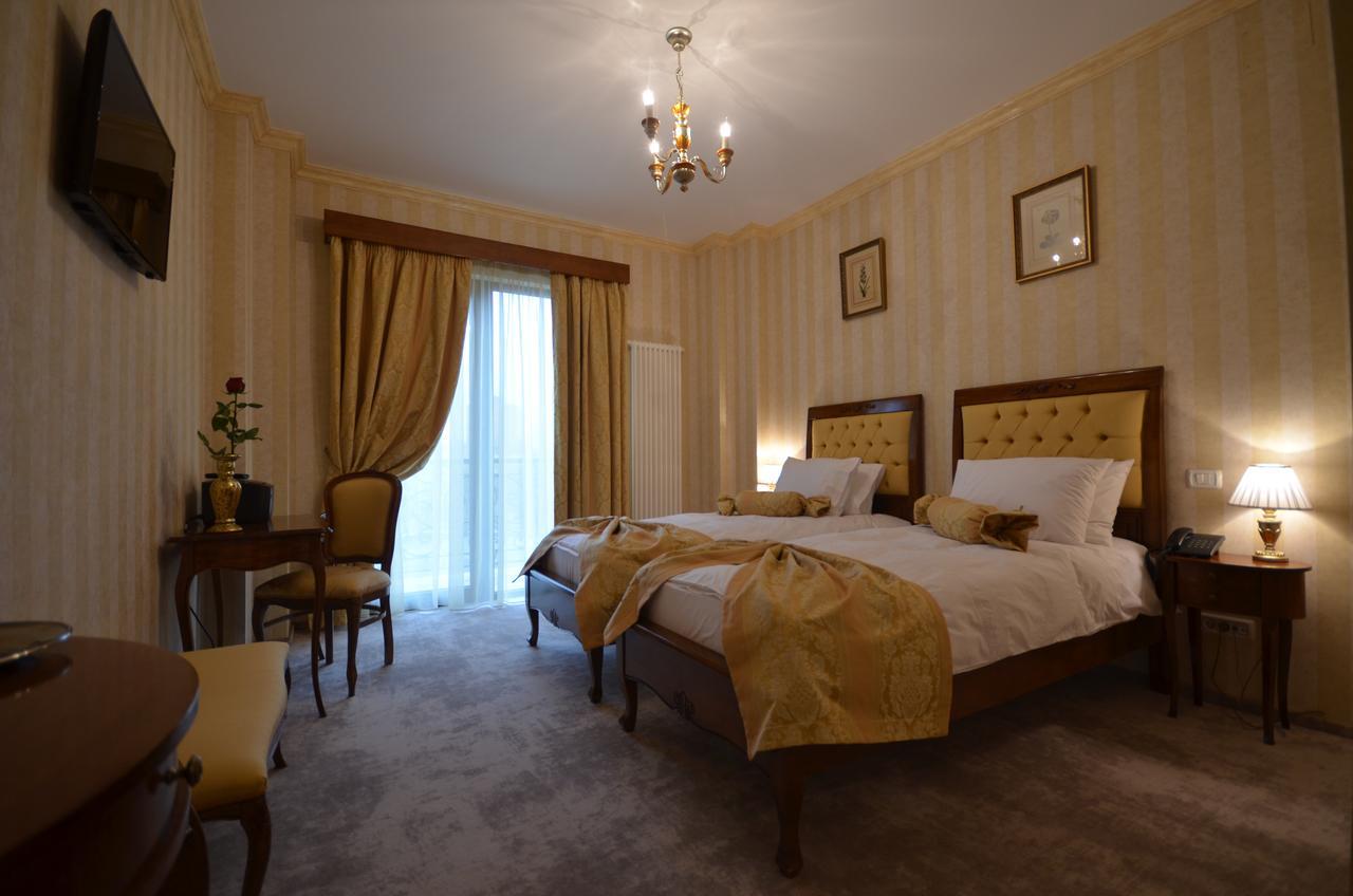 The Arlington Boutique Hotel Крайова Стая снимка